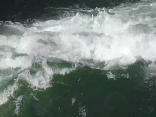 Schneller Wasserdampf, der sich über einen Felsen bewegt — Stockvideo