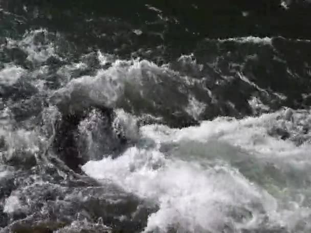 Schneller Wasserdampf, der sich über einen Felsen bewegt — Stockvideo