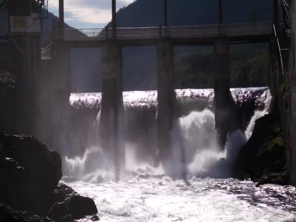 Acqua bollente in cascata sotto la vecchia centrale idroelettrica — Video Stock