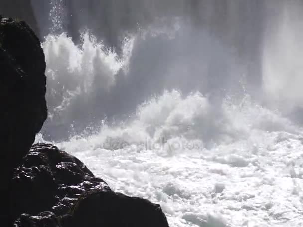 Wasser kocht im Wasserfall unter altem Wasserkraftwerk — Stockvideo