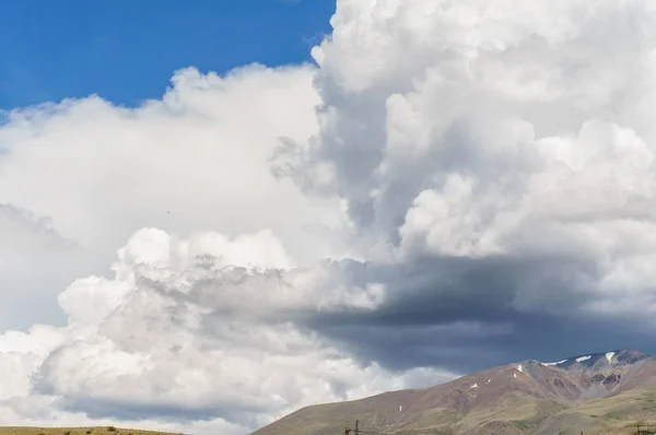Nuages sur la steppe de l'Altaï et les montagnes en été — Photo