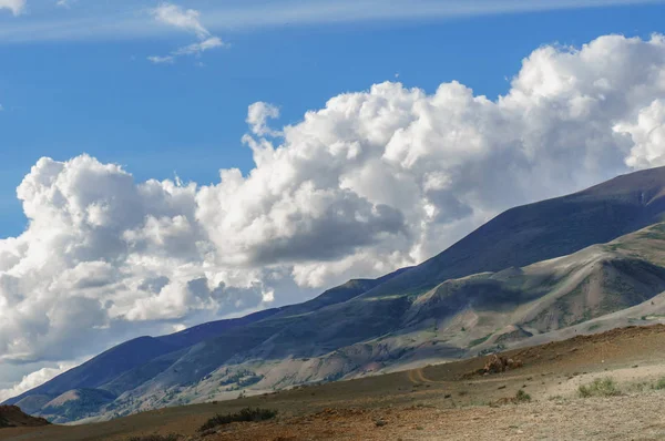 Chmury nad Ałtaj stepy i góry latem — Zdjęcie stockowe