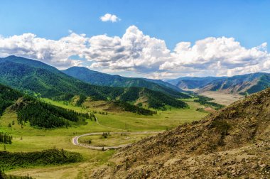 Altay Bozkır ve dağlar manzarayı