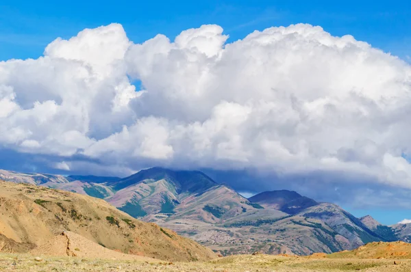 Große Wolke auf einem Hügel liegend — Stockfoto