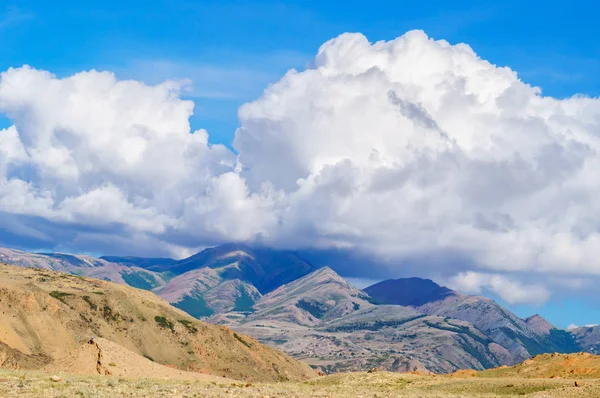 Große Wolke auf einem Hügel liegend — Stockfoto