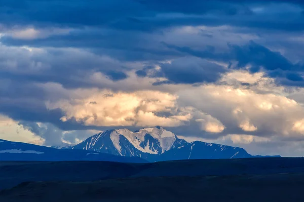 Panoramablick auf die Altaisteppe und die Berge — Stockfoto