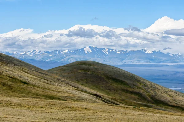 Perspektivischer Blick auf die Südchuiai-Bergkette — Stockfoto