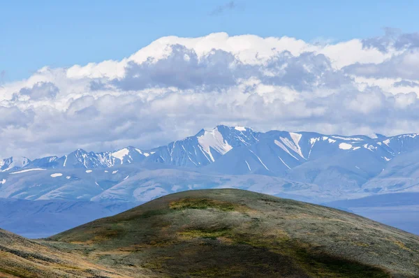 Panoramablick auf die Altaisteppe und die Berge — Stockfoto