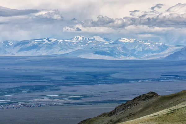 Панорамний вид Алтайський степ і гори — стокове фото