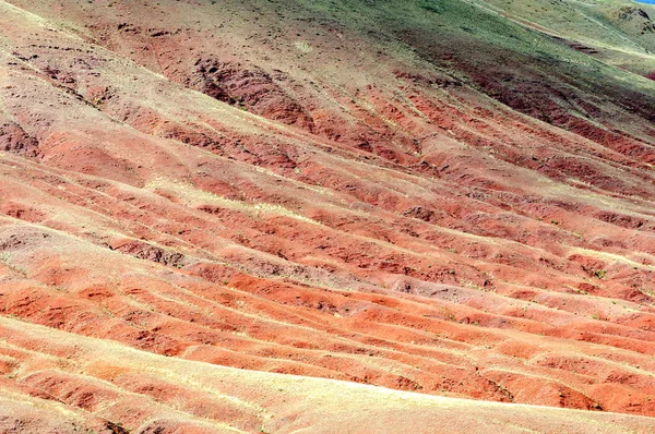 Mehrfarbiger Boden mit Quecksilbervorkommen in der Altaisteppe — Stockfoto