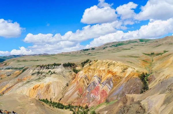 Vícebarevná půdy výskytu rtuti v altajské stepní — Stock fotografie