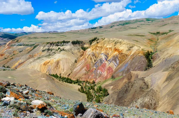 アルタイ草原における水銀発生の色とりどりの土壌 — ストック写真