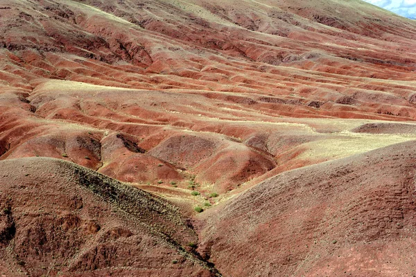 Mehrfarbiger Boden mit Quecksilbervorkommen in der Altaisteppe Stockbild