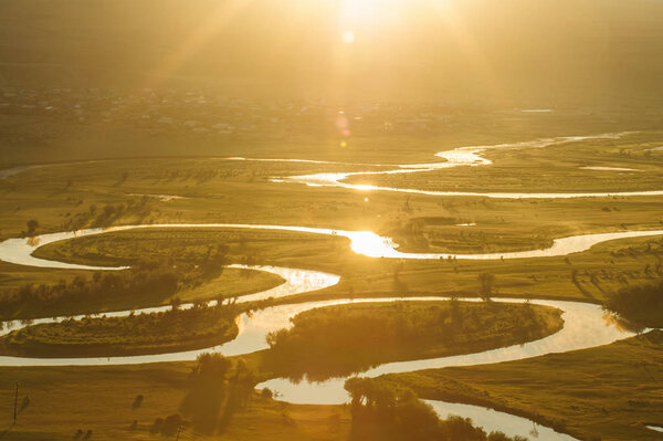 Сценический закат и восход солнца в горном районе Алтая
