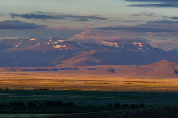 Malerischer Sonnenuntergang und Sonnenaufgang in bergiger Region — Stockfoto