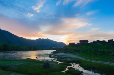 Dağ nehir ve küçük bir köy güzel günbatımı