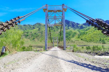 Yaz aylarında nehir Altay, Katun üzerinde Askılı köprü detay