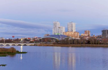 Şehir merkezinde nehir büyük