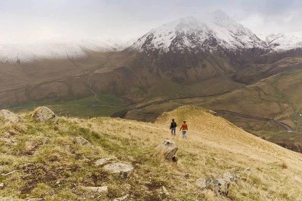 Dans les montagnes du Caucase du Nord La frontière naturelle — Photo