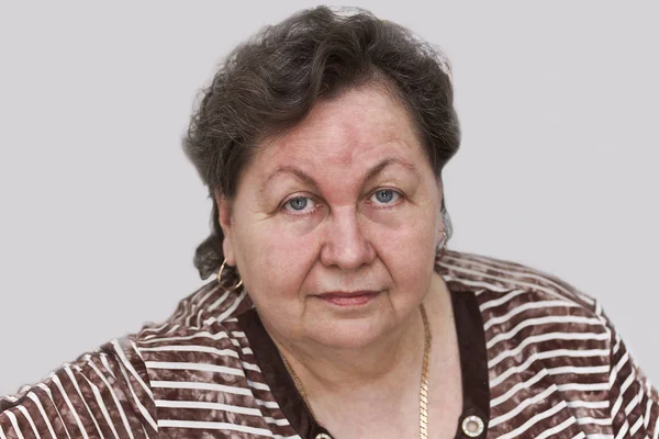 Starší žena s velkýma očima expresivní, pohled přímo do objektivu — Stock fotografie