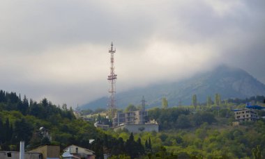 Dağlar ve evler üzerinde düşük bulutluluk