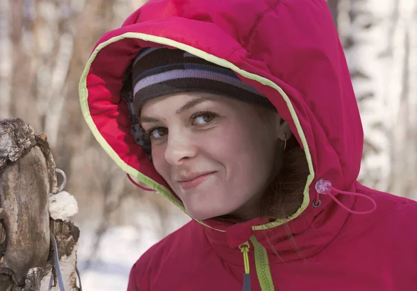Porträtt av flicka i Huvjacka i skogen vinter — Stockfoto