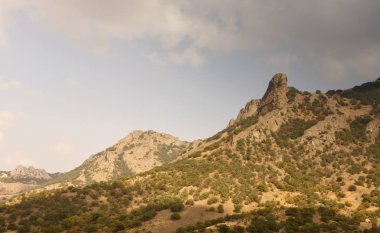 Dağ doruklarına tarafından öğleden sonra güneş yaktı