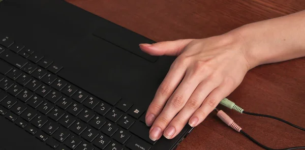 Left hand,lying on the computer keyboard — Stock Photo, Image