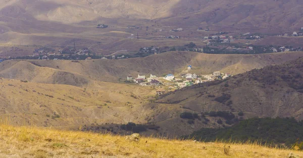 Een weergave van het dorp gelegen in de bergen — Stockfoto