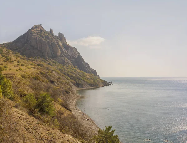 Крутой скальный берег и пляж на побережье Черного моря — стоковое фото