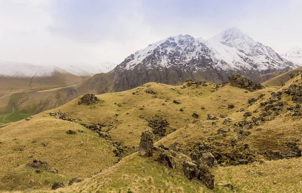 Les montagnes et les collines dans la frontière naturelle Dzhily-Su.North Caucase — Photo