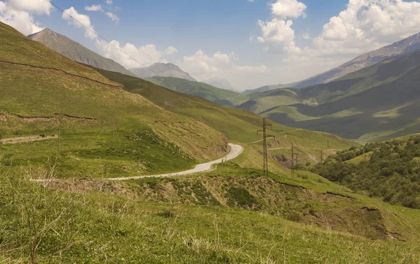 Yol güzel dağları arasında. Kuzey Kafkasya