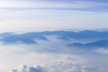 Mavi gökyüzü ve dağlar boşaltmak stilize uçak hipster arka plan görüntüleme