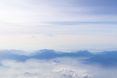 Mavi gökyüzü ve dağlar boşaltmak stilize uçak hipster arka plan görüntüleme