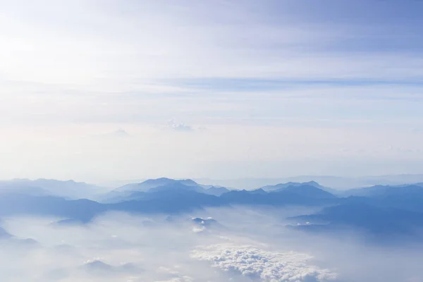 Mavi gökyüzü ve dağlar boşaltmak stilize uçak hipster arka plan görüntüleme