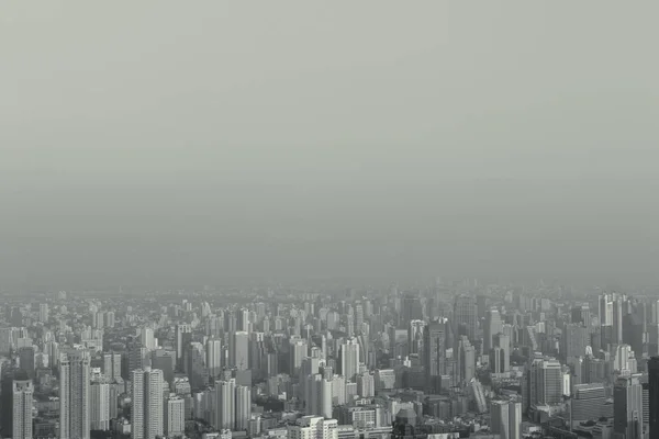 soyut hipster stilize üstten görünüm sisli büyük şehir arka plan ile boşaltmak için kullanabilirsiniz. siyah ve beyaz vintage moda stil işleme