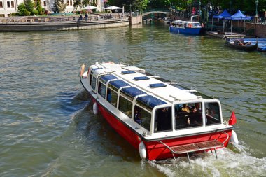 Turistik gezi teknesi Nehri üzerinde