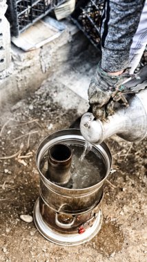 Urn semaver su dökme çay