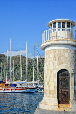 Deniz feneri ve yat görünümü kapatın