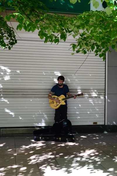 10 mayo 2019 Eskisehir Turquía. Cantante de la calle tocando la guitarra en la calle — Foto de Stock