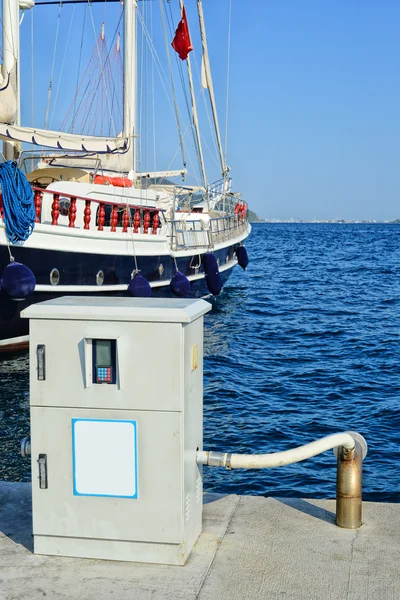 Afvalwater behandeling systeem op het dock — Stockfoto