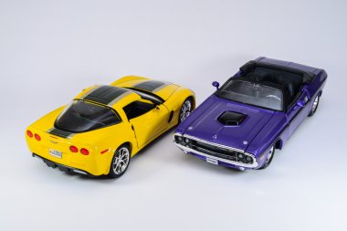 Diecast chevrolet corvette ve challenger izole arka plan üzerinde