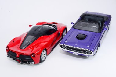 Diecast ferrari ve chevrolet izole arka plan üzerinde