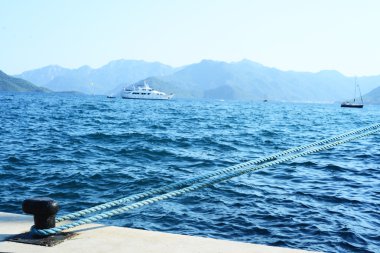 İp bağlı baba üstünde belgili tanımlık rıhtım