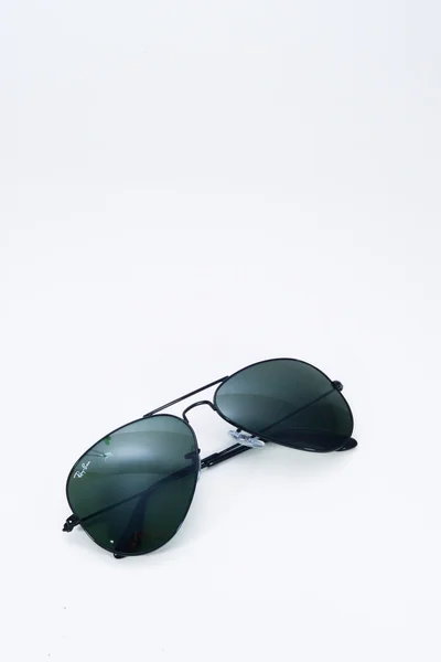 Gafas de sol Rayban sobre fondo aislado — Foto de Stock