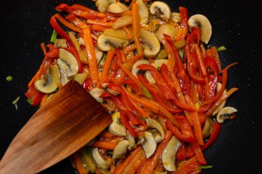 Tavada kavrulmuş sebze