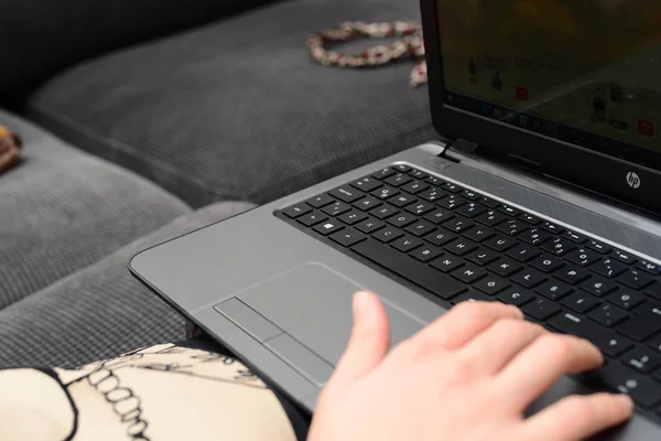 Frau Hand auf Laptop-Tastatur Home Office Business-Konzept — Stockfoto