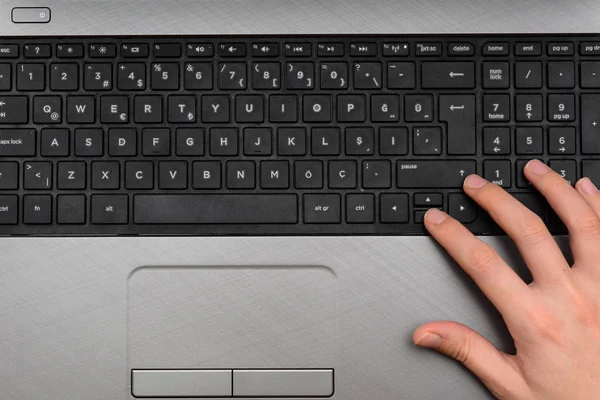 Laptop klavye iş kavramı üzerinde el