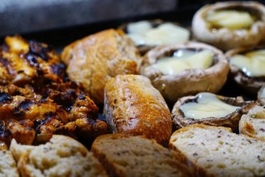 Kızarmış tavuk ve ev samimi görüntü adlı dumansız bqq üzerinde Mushoom