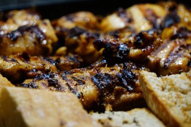 Kızarmış tavuk ve ev samimi görüntü adlı dumansız bqq üzerinde Mushoom